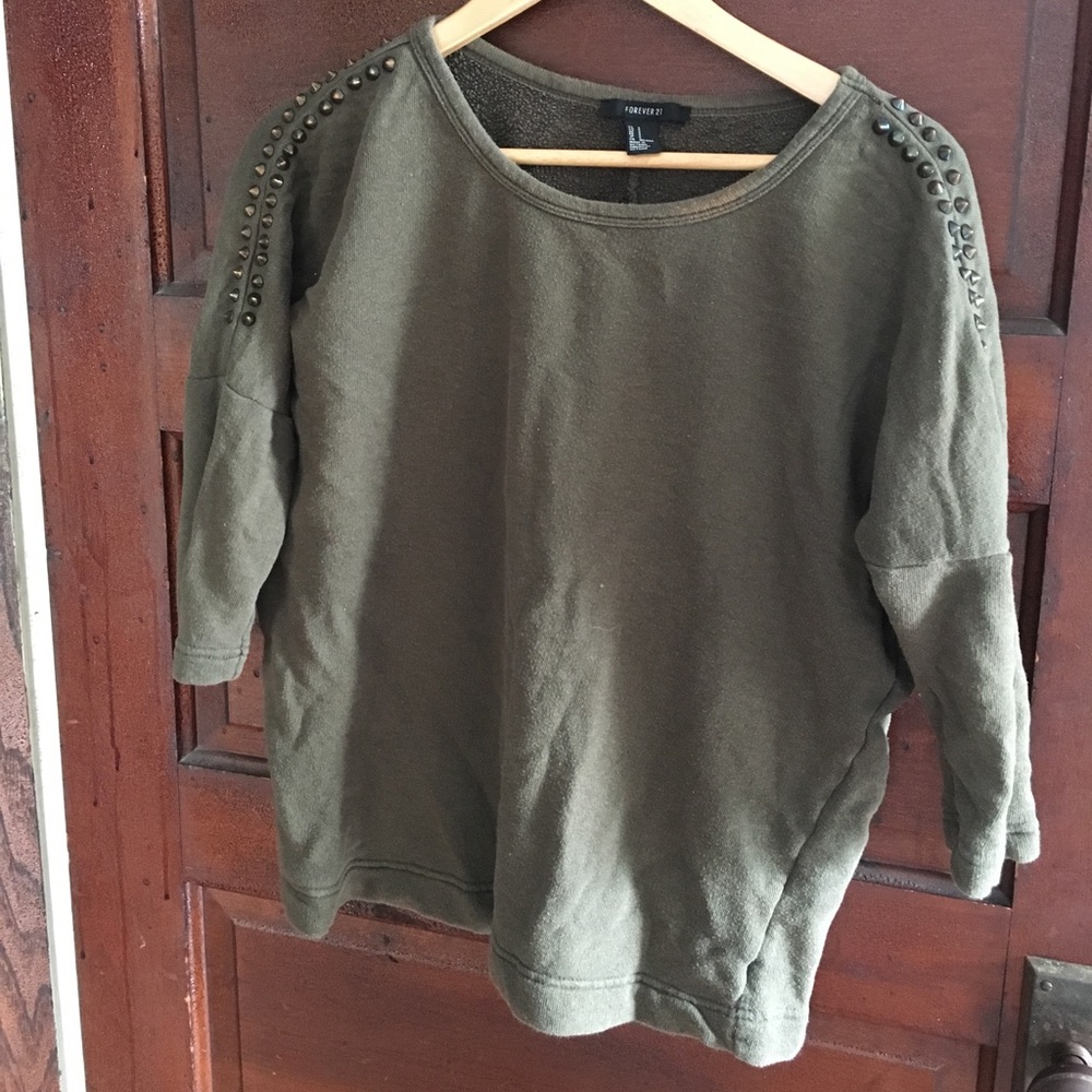 Crewneck sweatshirt with spikes